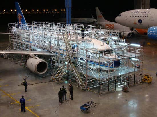 Самолет-техническое обслуживание-строительные леса